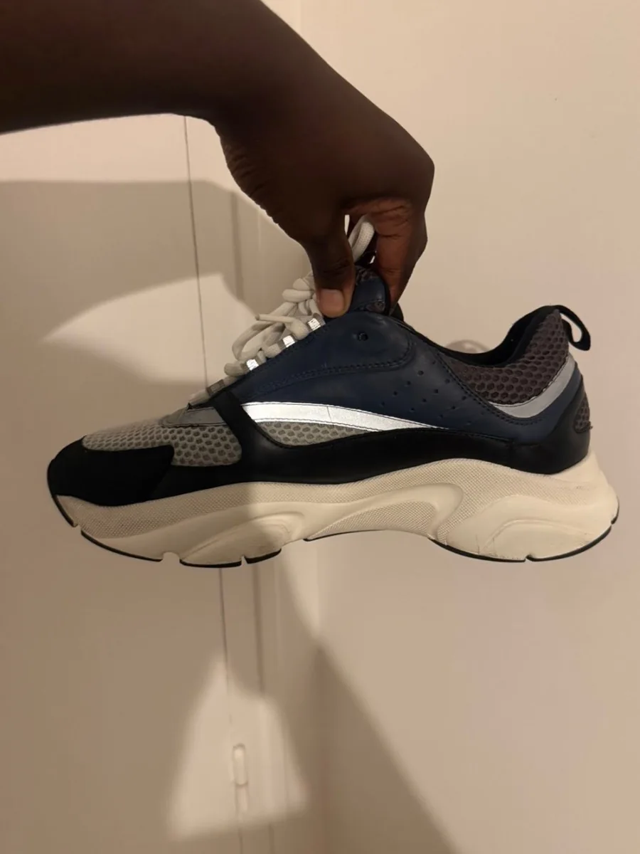 Les mêmes sneakers après nettoyage, semelle blanche