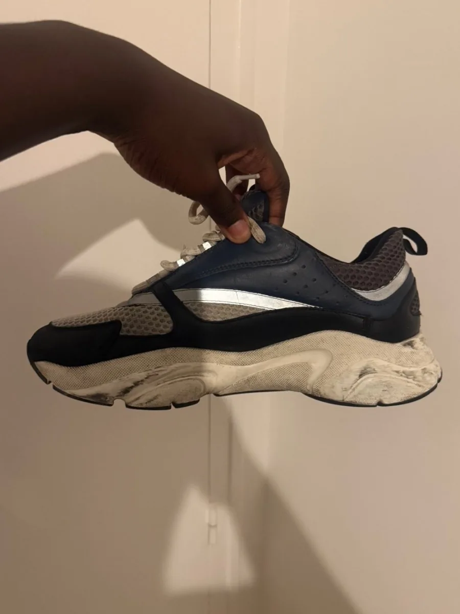 Sneakers en cuir et mesh avant nettoyage, semelle encrassée
