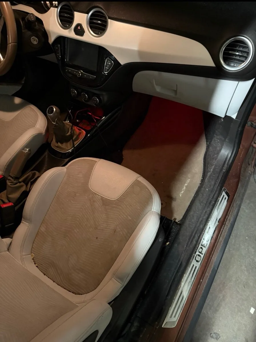 Intérieur de voiture avant nettoyage